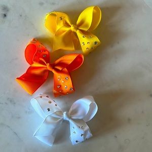 Beautiful bows in little crystals All colours available 🤍🧡💛